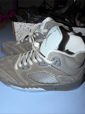 Jordan womens wolf Grey Retro 5 Sneakers - Grey